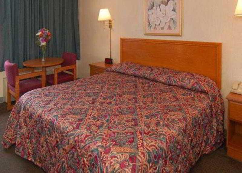 Rodeway Inn Woodbridge Room photo