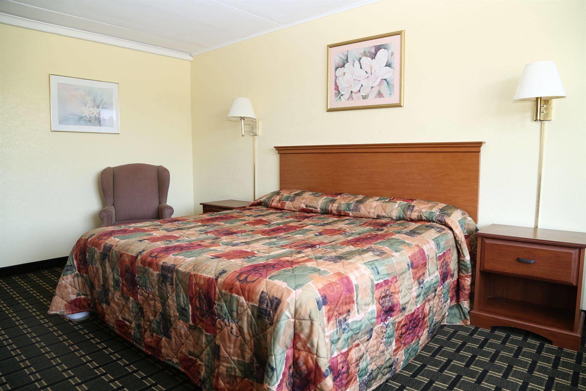 Rodeway Inn Woodbridge Exterior photo